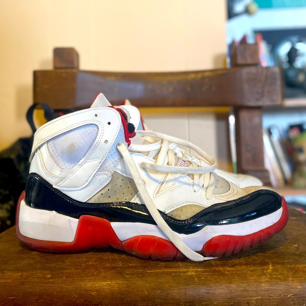 Classic Jordan Two Trey Shoes
Gently used 
Men size 13